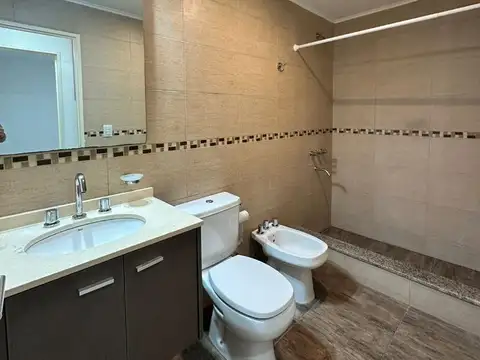 ALQUILER 2 AMBIENTES, CON ENTRADA INDEPENDIENTE Y COCHERA