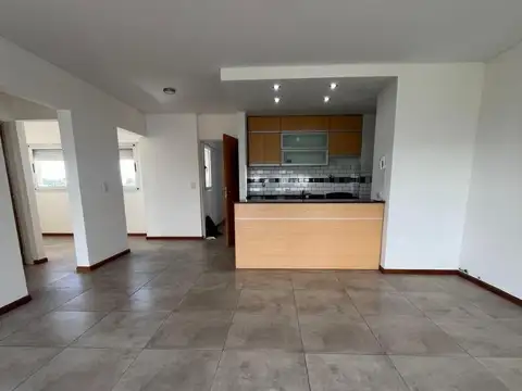 Un dormitorio y comodín con vista al río y balcón corrido