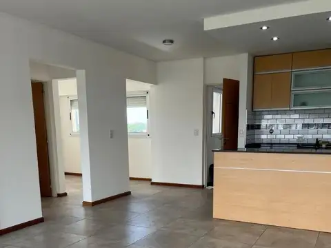 Un dormitorio y comodín con vista al río y balcón corrido