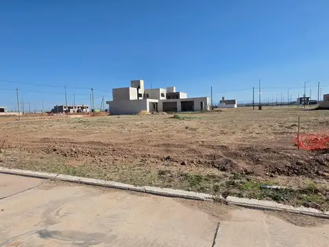 VENTA LOTE 348 m2 CAMPOS MANANTIALES APTO DUPLEX