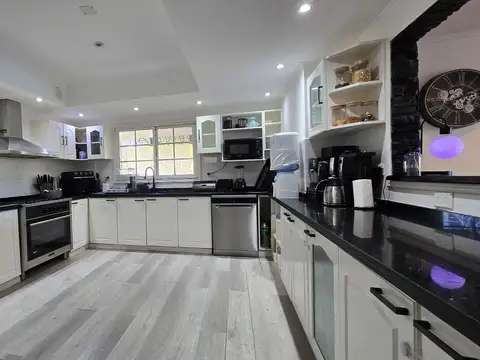Casa en alquiler 9 amb. 5 habitaciones c/s muebles al agua Glorietas Nordelta Tigre