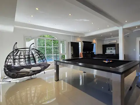 Casa 9 ambientes con 5 baños