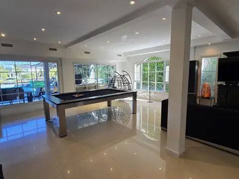 Casa 9 ambientes con 6 baños