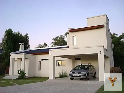 Casa en venta - 4 Dormitorios 4 Baños - Pilar