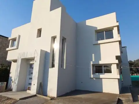 Casa 4 ambientes con 3 baños