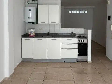 Amplio monoambiente con patio