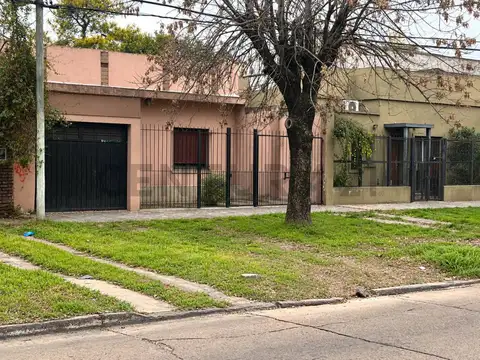 CASA 3 AMBIENTES EN VENTA EN SAN MIGUEL | PARQUE, PILETA Y GARAJE | LOTE 300 M²