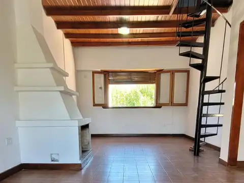 Departamento 2 ambientes en alquiler con hogar a gas y altillo en Merlo