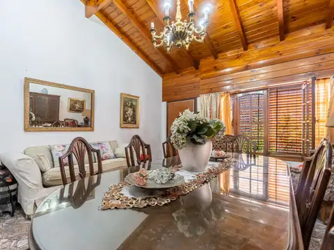 Casa 4 ambientes con 2 baños