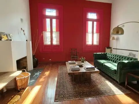 Excelente PH con patio sobre una calle tranquila a 2 cuadras del subte B!