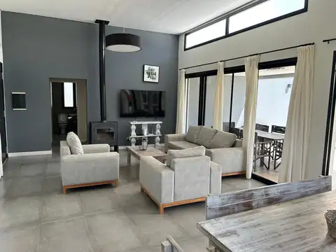 Casa 4 ambientes con 2 baños