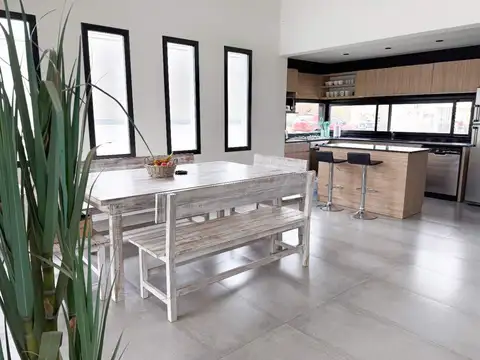 CASA EN ALQUILER EN COSTA ESMERALDA. CON PISCINA