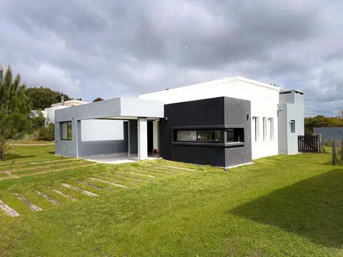 CASA EN ALQUILER EN COSTA ESMERALDA. CON PISCINA