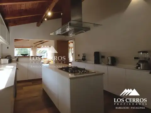 Casa en Venta con 3 cocheras