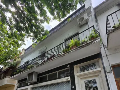 Departamento 2 ambientes refaccionado con patio apto credito