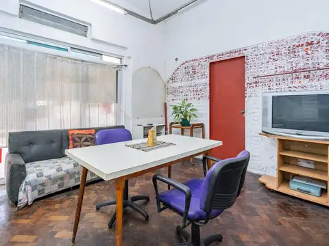 Venta PH  Tres ambientes Parque Chacabuco. Independiente.  Sin Expensas