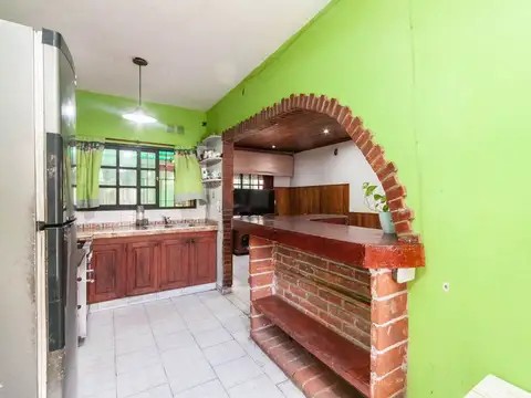 CASA 3 DORM C/QUINCHO/COCHERA,TERRAZA,PATIO LOMAS