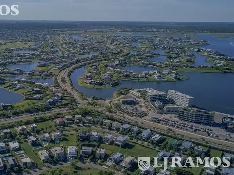 EXCELENTE LOTE AL LAGO EN EL BARRIO MARINAS DE PUERTOS DEL LAGO. ORIENTACION NOROESTE.