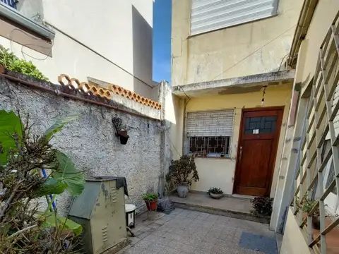 CASA MULTIFAMILIAR SOBRE LOTE PROPIO CON DOBLE COCHERA - VENTA URGENTE -