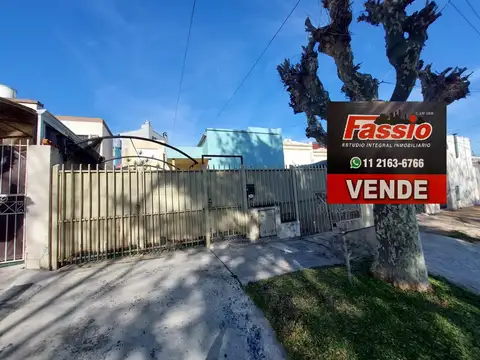 CASA MULTIFAMILIAR SOBRE LOTE PROPIO CON DOBLE COCHERA - VENTA URGENTE -