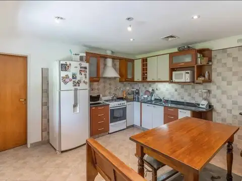 Casa en Venta con 3 cocheras