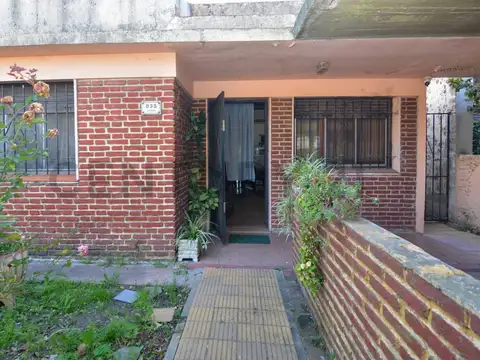 CASA EN VENTA EN TEMPERLEY 4 AMBIENTES CON PATIO TERRAZA Y ESPACIO DE GUARDADO