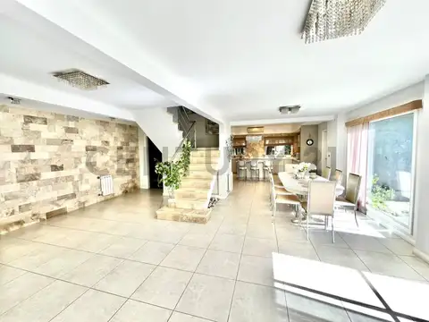 Casa en Venta con 4 cocheras