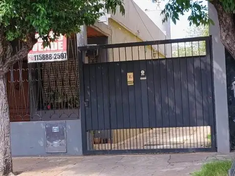 Casa 4 ambientes con pileta y quincho,  mas depto 2 AMB