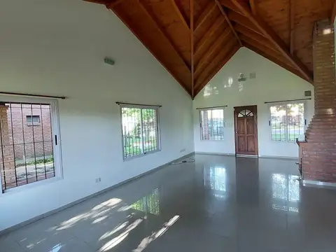 Casa 4 ambientes con 2 baños