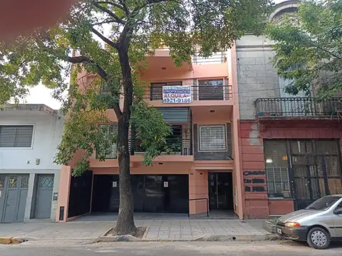 Amplio y cómodo departamento de tres ambientes.