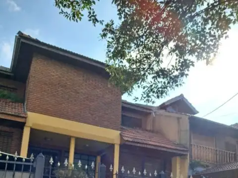 *RETASADO* OPORTUNIDAD HERMOSO DX DE 4 AMB CON COCH Y JARDÍN