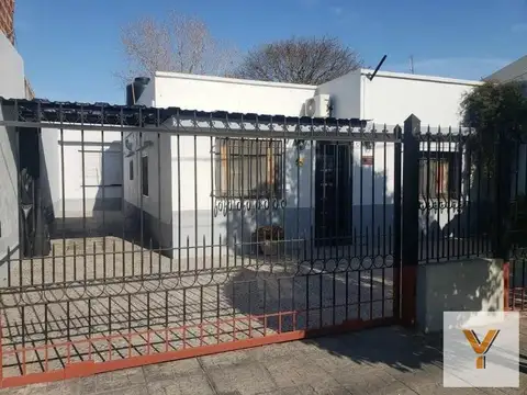 Casa en venta - 3 Dormitorios 1 Baño - Cochera - 300Mts2 - Bernal