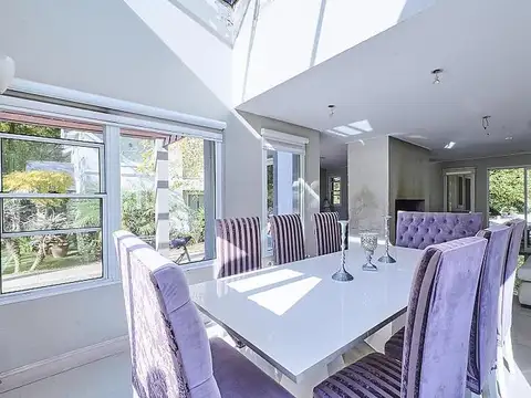 Casa en Venta con 2 cocheras