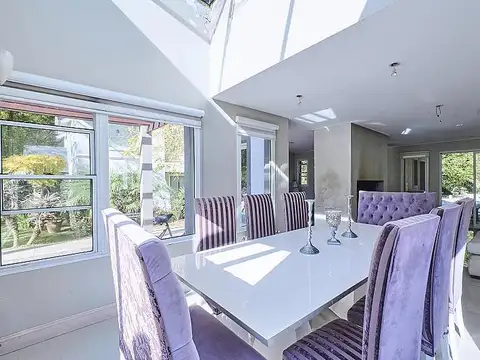 Casa en Venta con 2 cocheras