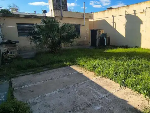 VENTA CASA PASILLO 2 DORMITORIOS CON PATIO VERDE