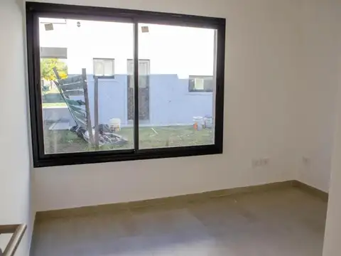Casa en Alquiler con 4 cocheras
