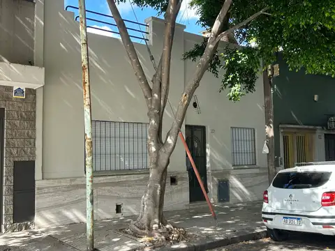 VENTA CASA 4 AMBIENTES, MAS GALERIA, PATIO, JARDIN Y TERRAZA TODA REMODELADA.