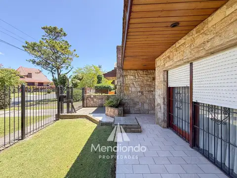 Casa 4 amb. de 199m2 tot. con Cochera y gran parque. San Carlos (Paso y Güemes)