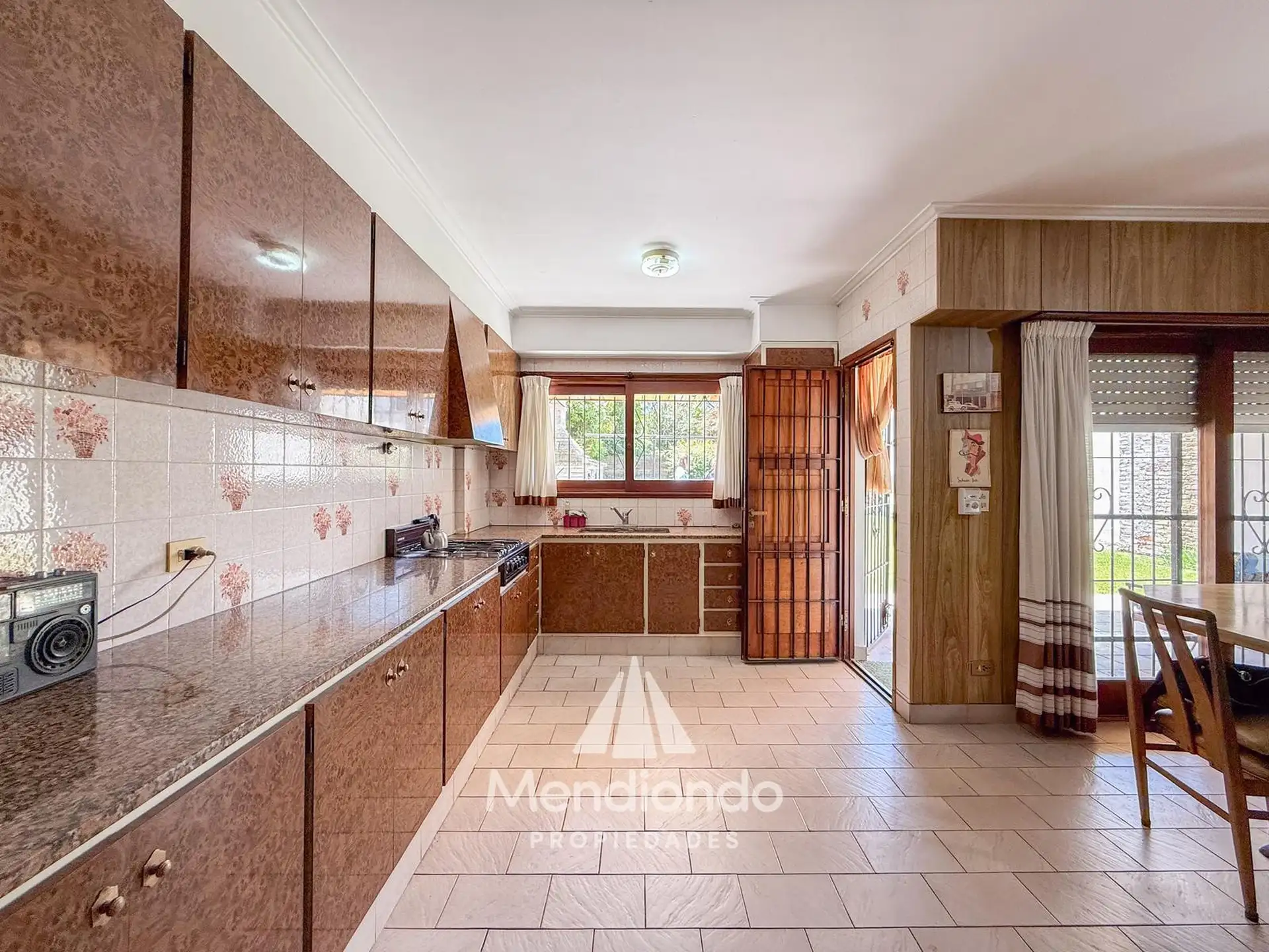 Casa 4 amb. de 199m2 tot. con Cochera y gran parque. San Carlos (Paso y Güemes)
