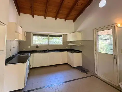 Casa en Alquiler con 2 cocheras