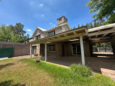 Casa en alquiler en Fisherton de tres dormitorios con gran parque 