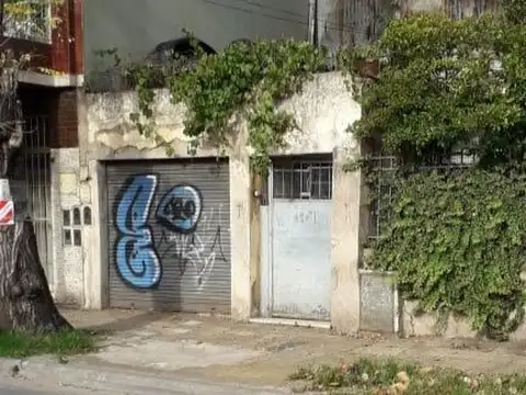 Casa de 3 Ambientes con cochera y Jardin sobre Lote de 180m2