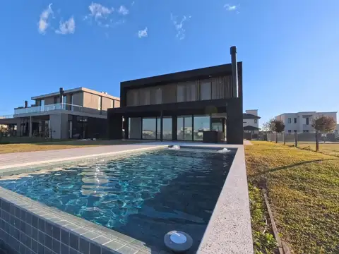 Casa en Venta con 4 cocheras