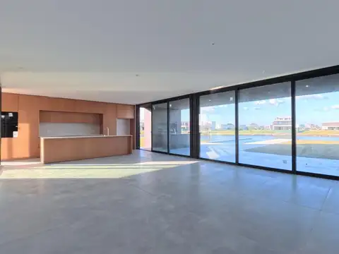 Casa 5 ambientes con 4 baños