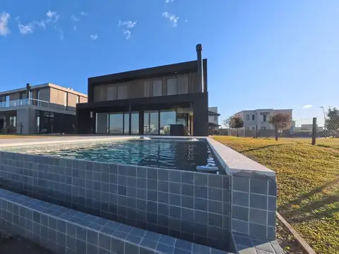 Casa 5 ambientes con 4 baños