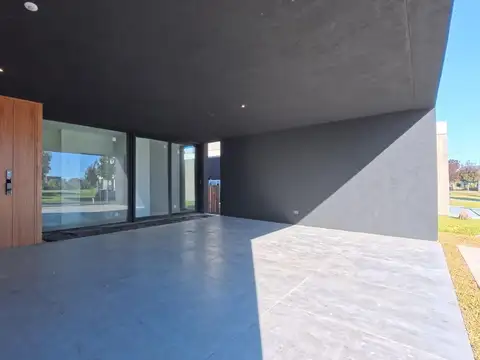 Casa en Venta con 4 cocheras