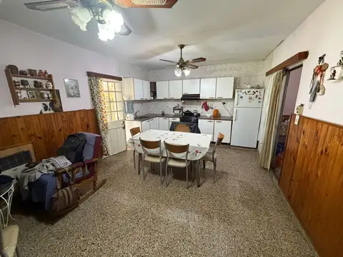 Casa 7 ambientes con 2 baños