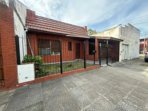 VENTA CASA 4 AMBIENTES CON COCHERA Y PATIO LANUS