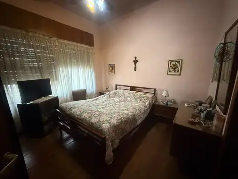 VENTA CASA 4 AMBIENTES CON COCHERA Y PATIO LANUS