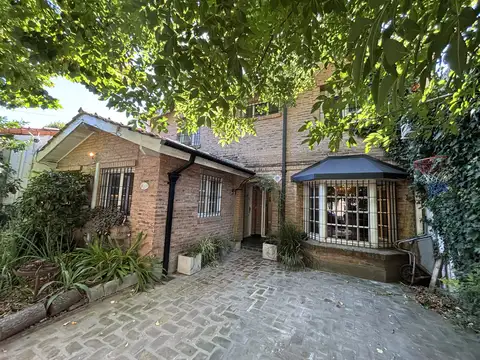 Lindísima casa , cálida y funcional, con jardín y pileta en muy buena ubicación